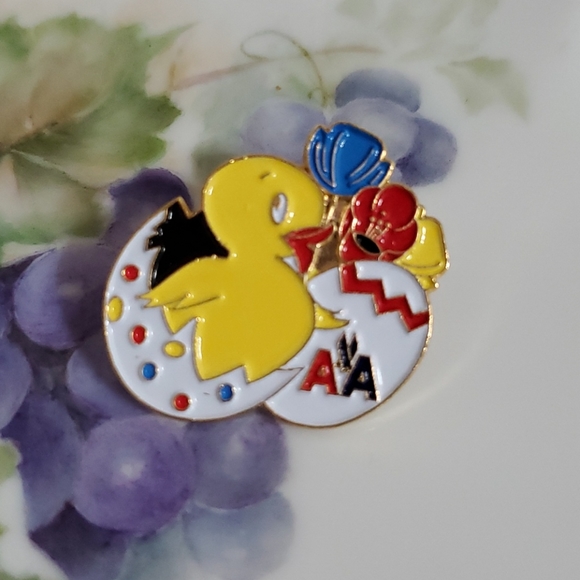 AMERICAN AIRLINES Legacy AA Vintage Easter Spring tulip chick egg pinback HTF - Picture 2 of 4